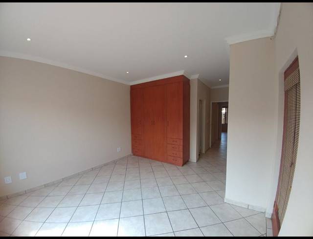 2 BEDROOM TOWNHOUSE FOR SALE IN KENLEAF